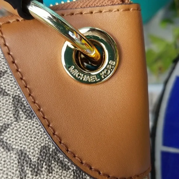 Michael Kors Beige/Brown Signature Coated Canvas and Leather Jet Set Hobo NWT - Picture 3 of 12